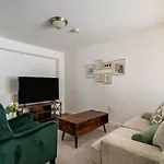 Entire Apt In South Seattle Workspace And Yard