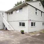 Entire Apt In South Seattle Workspace And Yard