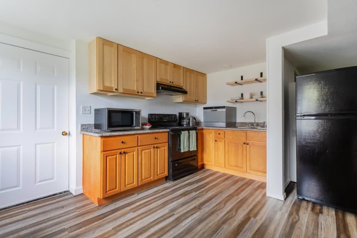 Entire In South Workspace And Yard Holiday home *