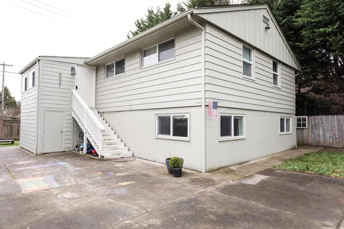 Entire In South Workspace And Yard *