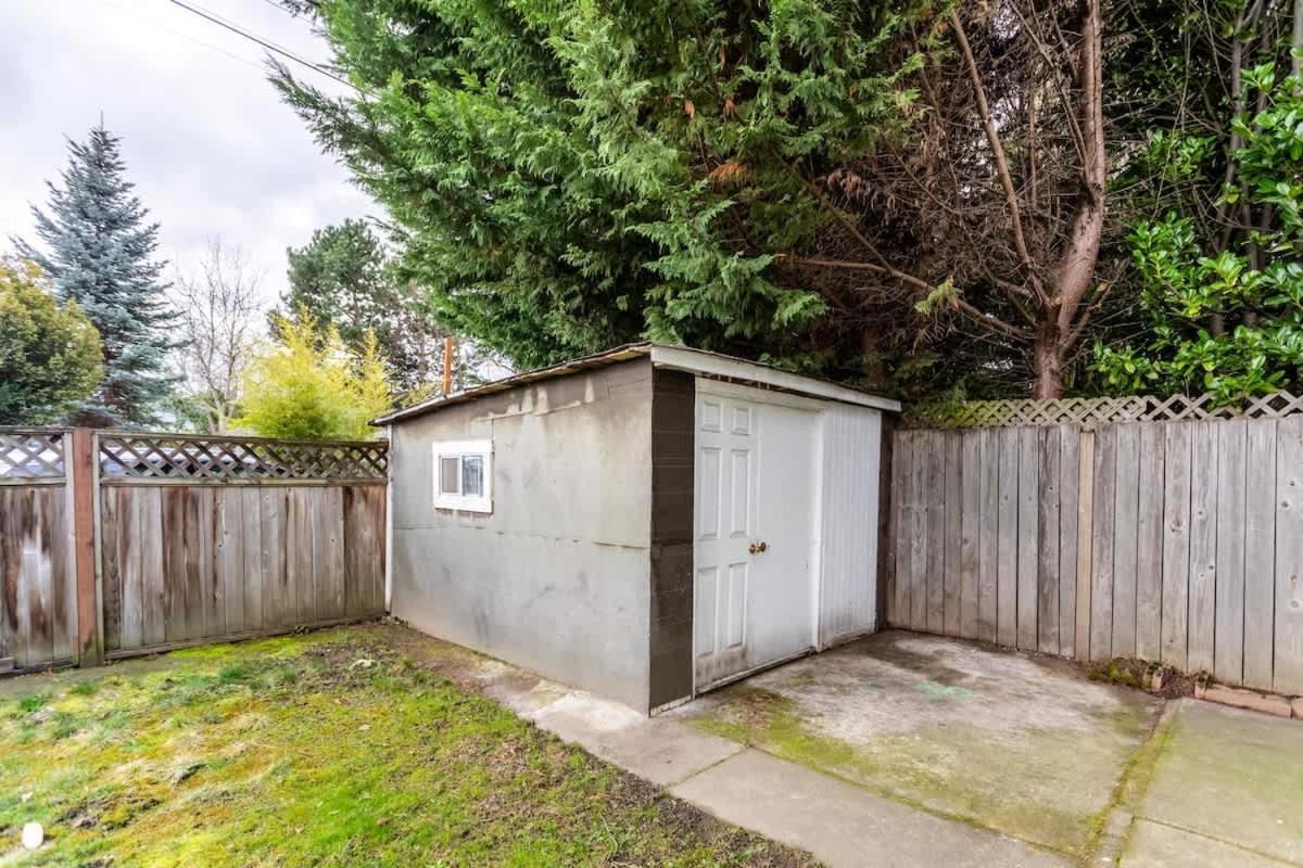Entire In South Workspace And Yard *